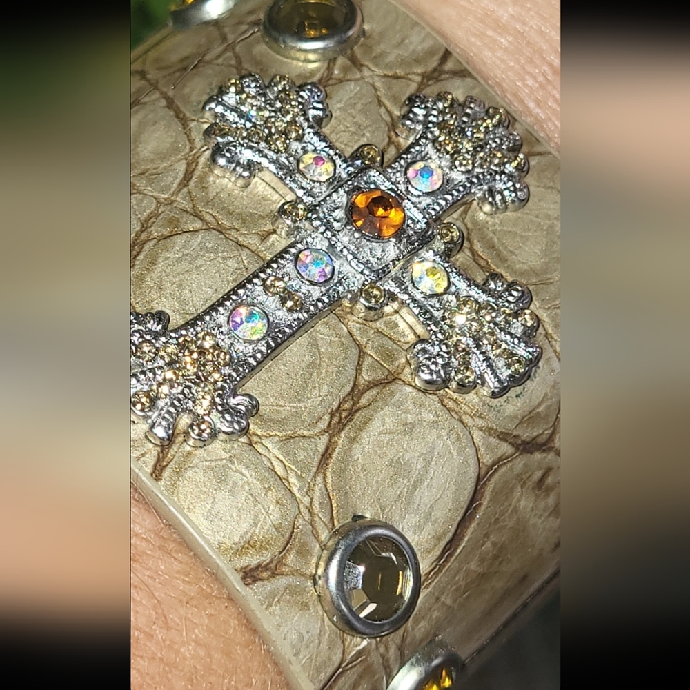 GORGEOUS 💓 😍 💓 NWOT GOLD ENCRUSTED WITH GEM STONE CROSS BRACELET ✝️